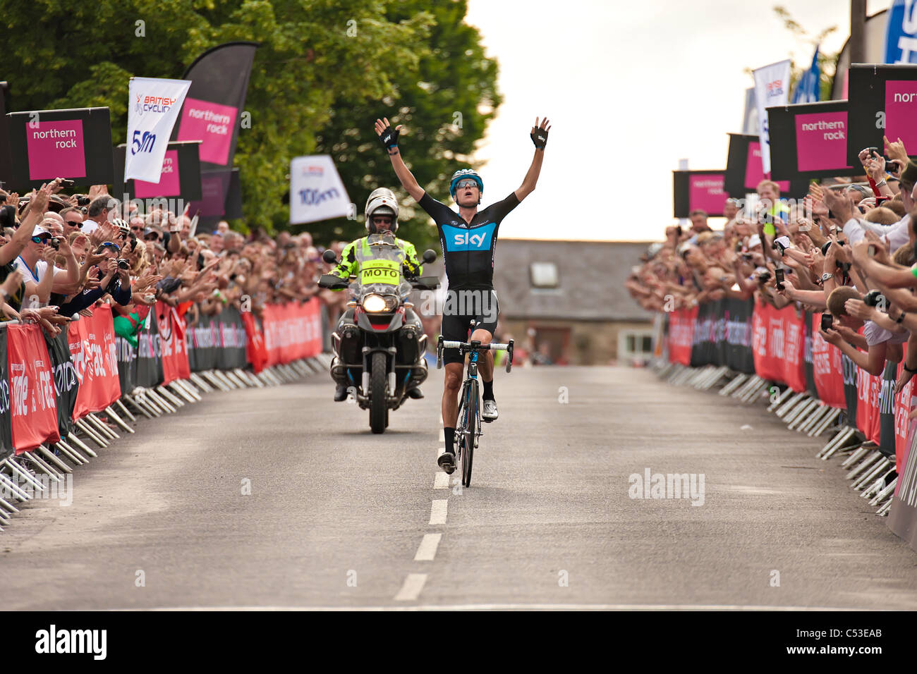 Bradley Wiggins attraversando il traguardo come il 2011 british road il campione di ciclismo Foto Stock