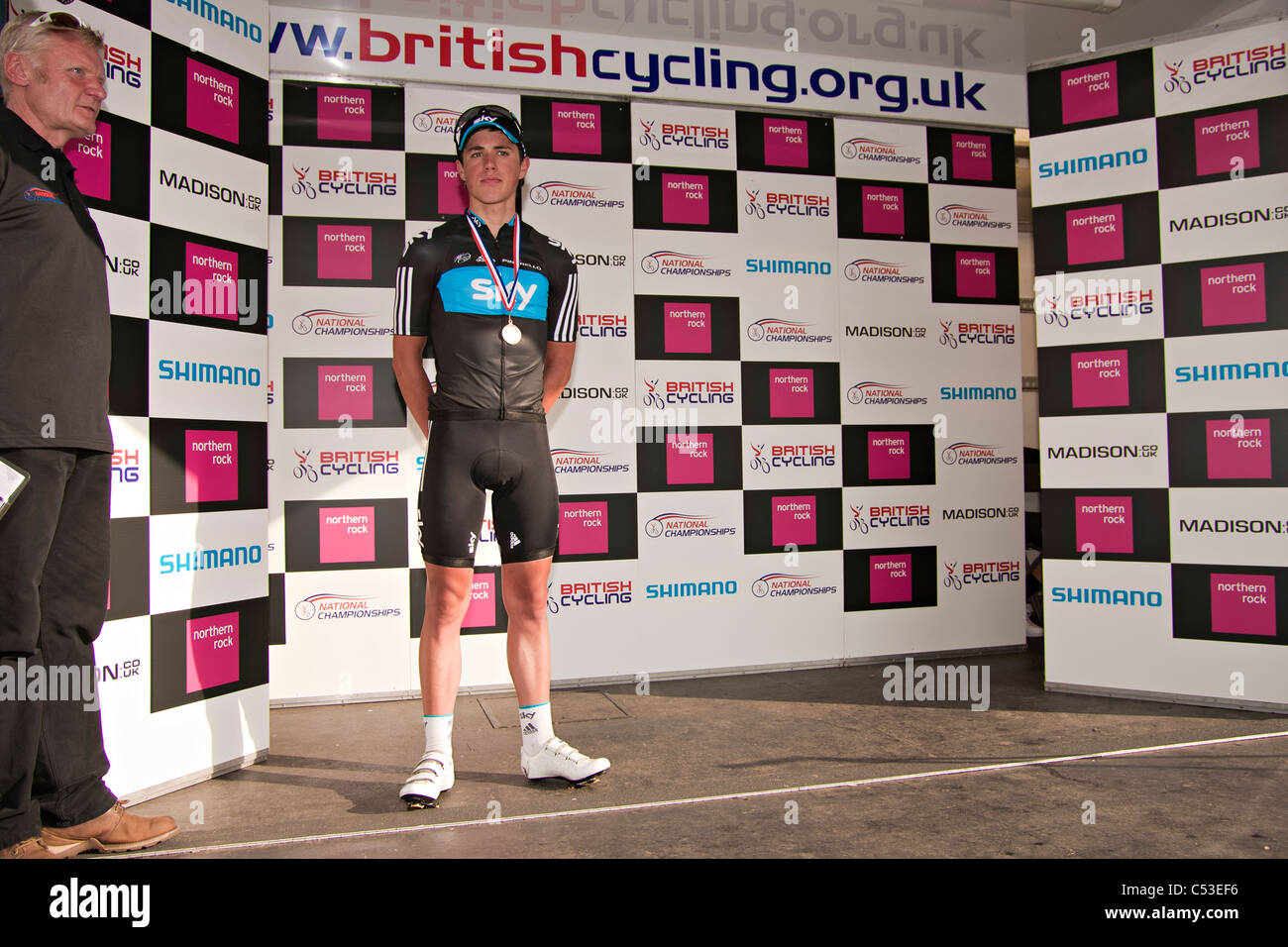 Peter Kennaugh appena ricevuto la sua medaglia di bronzo nel 2011 British National Road di Ciclismo Foto Stock