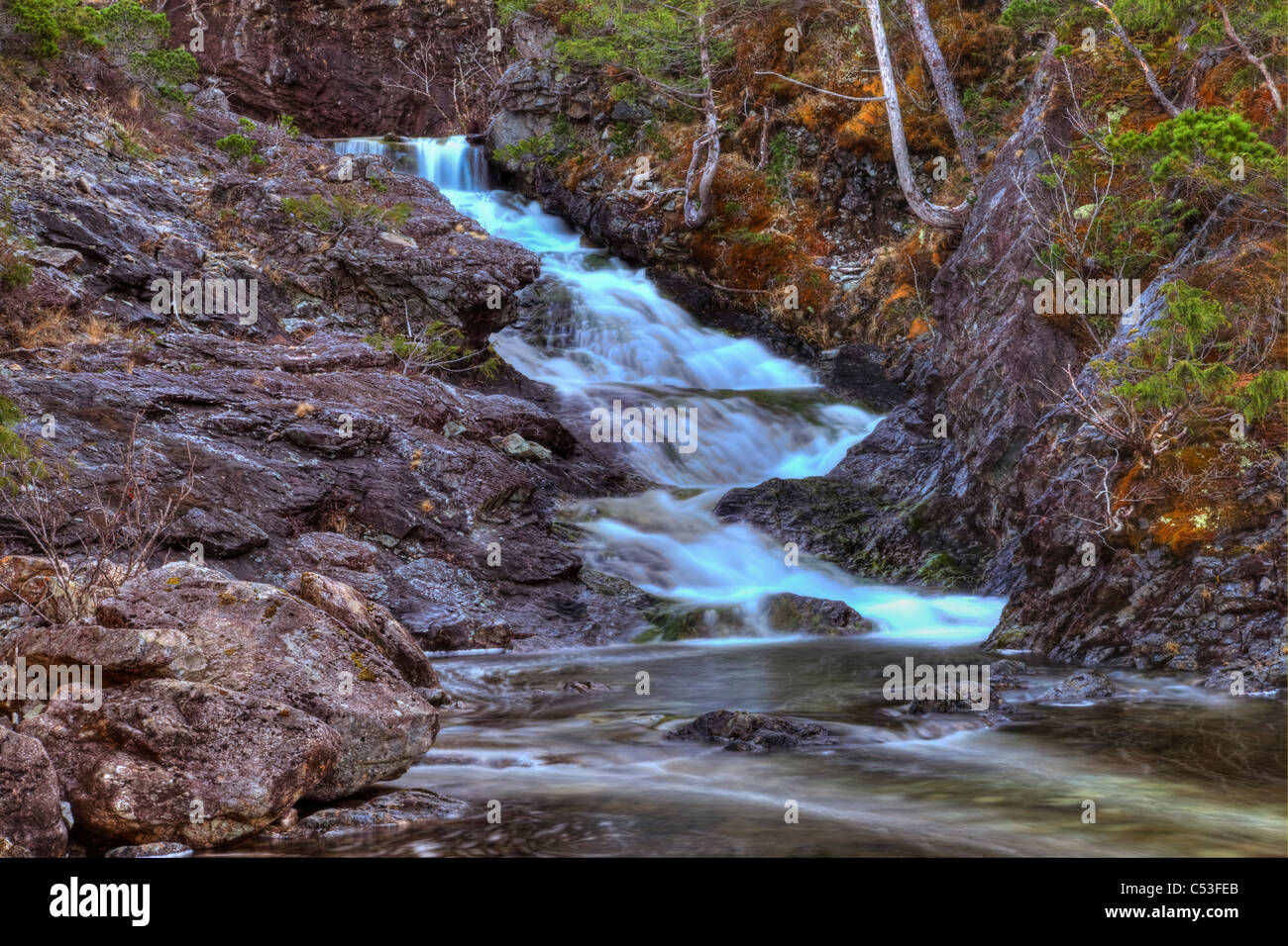 New Scenic 5 posti di una cascata su Annette isola nei pressi di Metlakatla, all'interno del passaggio, a sud-est di Alaska, la molla. HDR Foto Stock