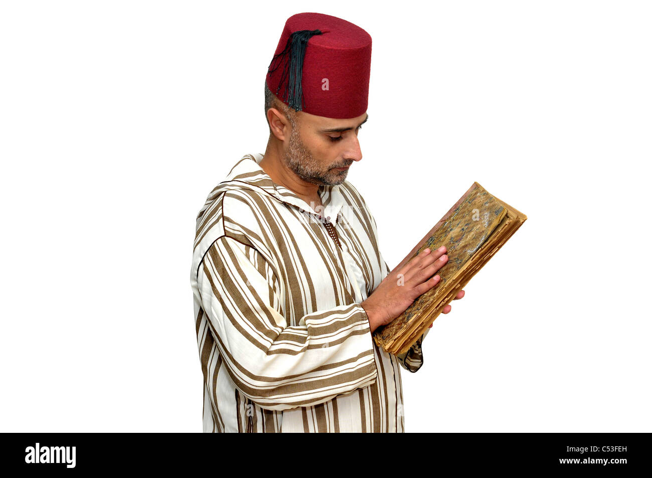 Uomo arabo con molto vecchio libro isolato in bianco Foto Stock