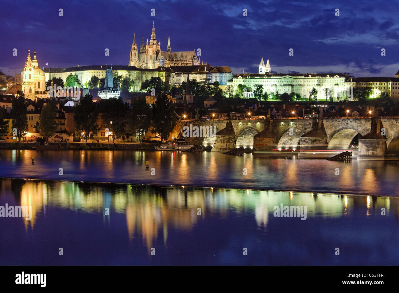Atmosfera serale presso il Ponte Carlo con il Castello di Praga, Hradcany, Praga, Repubblica Ceca, Europa Foto Stock