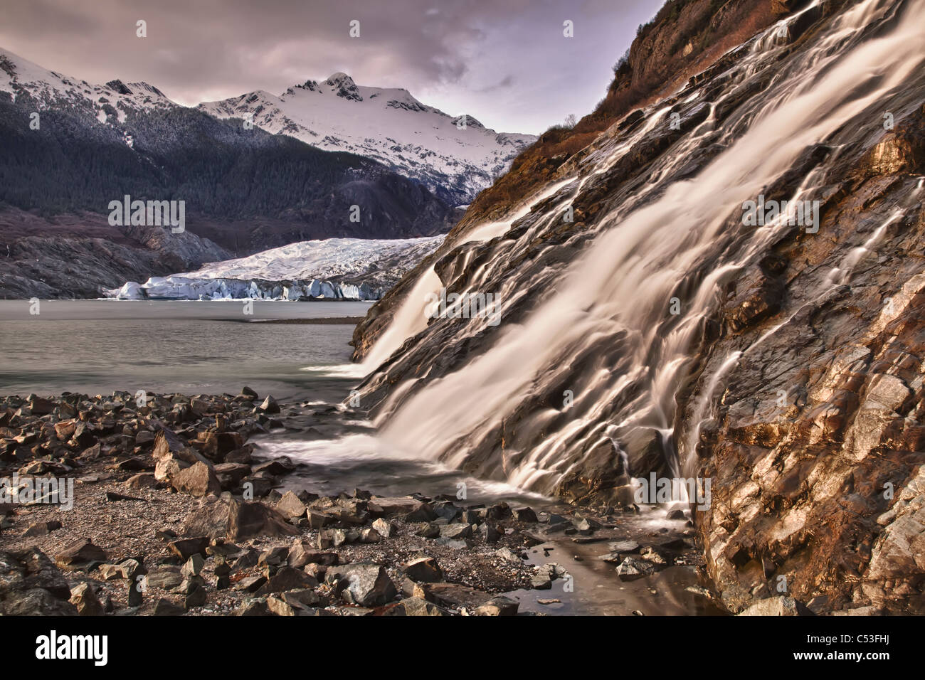 Vista panoramica del nocciolo cade con Mendenhall Glacier in background nei pressi di Juneau, a sud-est di Alaska, molla Foto Stock