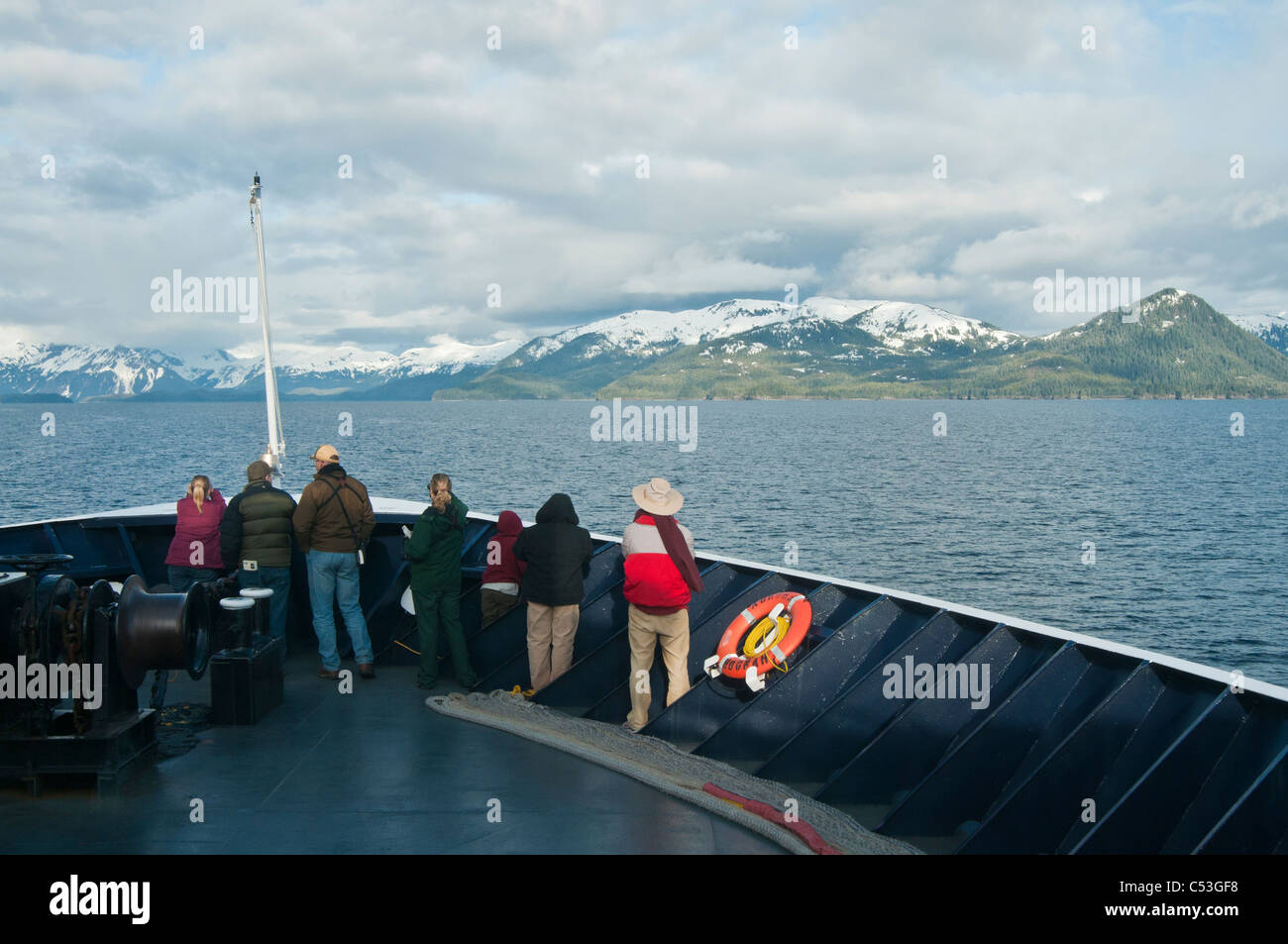 I passeggeri sulla M/V Aurora look per la fauna selvatica in Prince William Sound durante un transito di Cordova, Alaska, molla Foto Stock