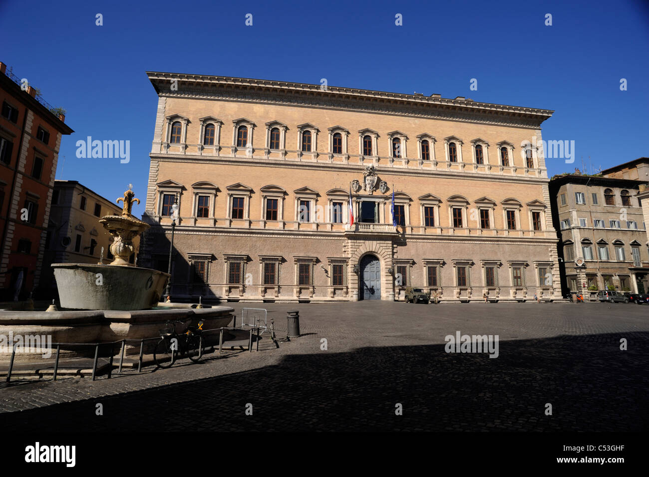 Italia, Roma, Piazza Farnese, Palazzo Farnese Foto Stock