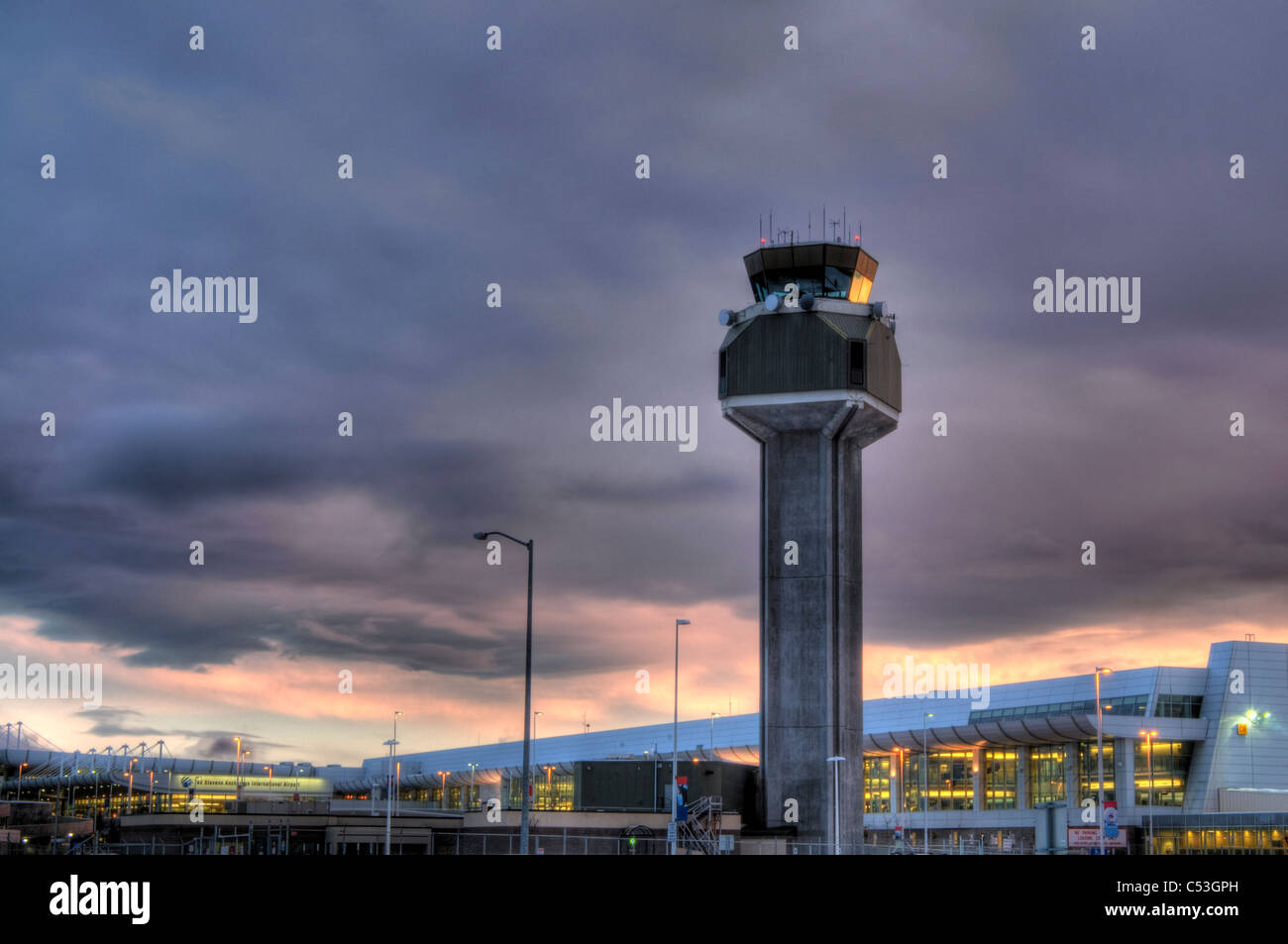 Vista della torre di controllo al Ted Stevens Anchorage International Airport al tramonto, centromeridionale Alaska, l'inverno. HDR Foto Stock