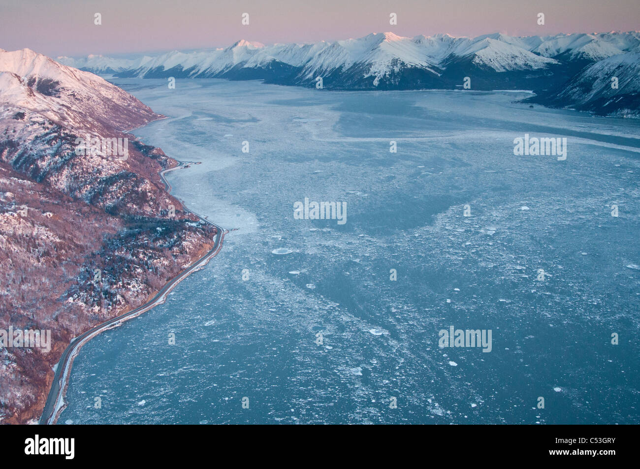 Vista aerea del Turnagain Arm e Seward autostrada a sud di Anchorage, centromeridionale Alaska, inverno Foto Stock