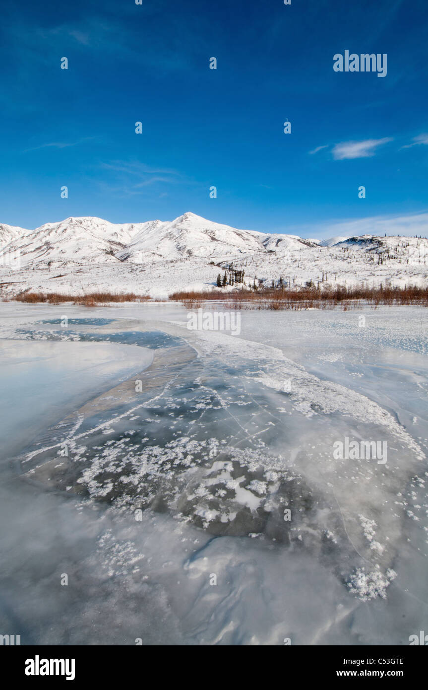 Overflow del ghiaccio sulla forcella del nord del fiume Koyukuk, Brooks Range in background, cancelli dell'Artico National Park, Alaska Foto Stock
