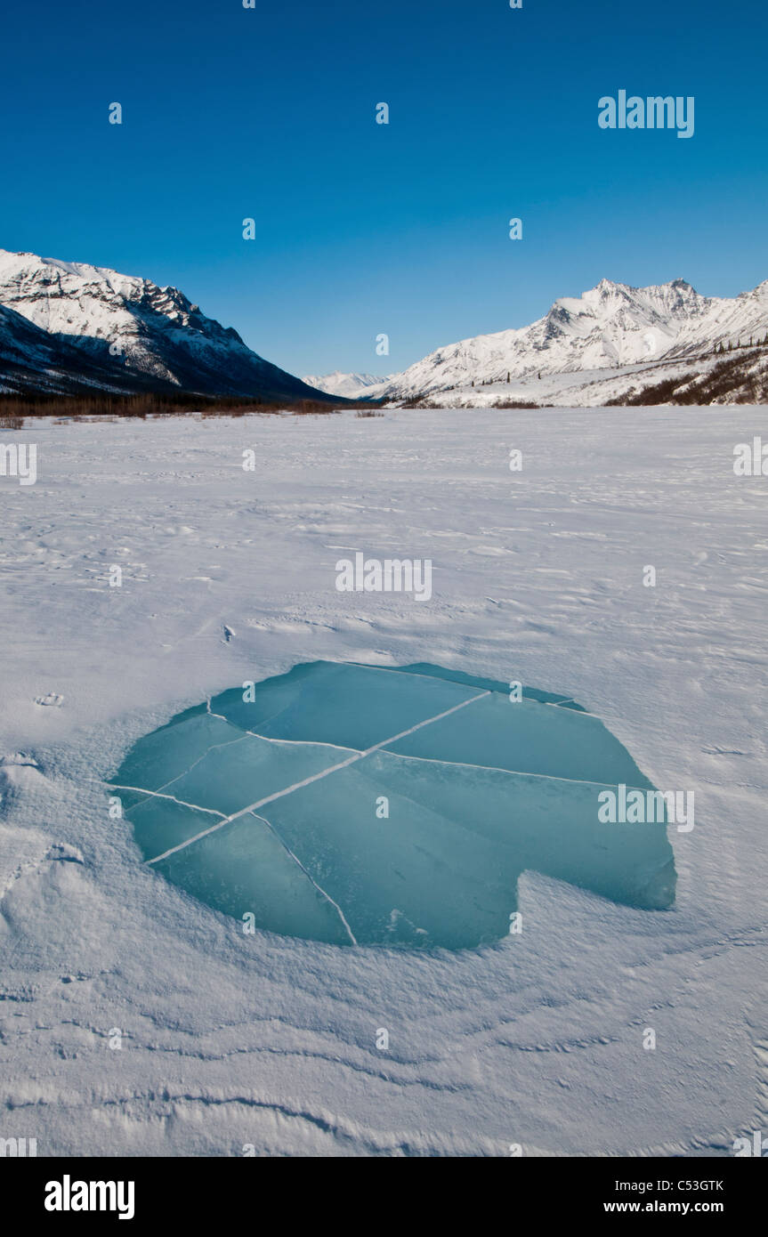 Overflow del ghiaccio sulla forcella del nord del fiume Koyukuk, Brooks Range in background, cancelli dell'Artico National Park, Alaska Foto Stock