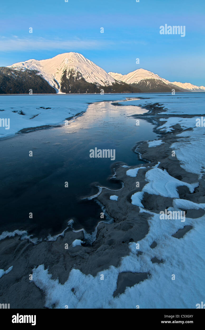La luce del mattino sulla Kenai Mountains riflette sulle acque e ghiaccio di Turnagain Arm, centromeridionale Alaska, l'inverno. HDR Foto Stock