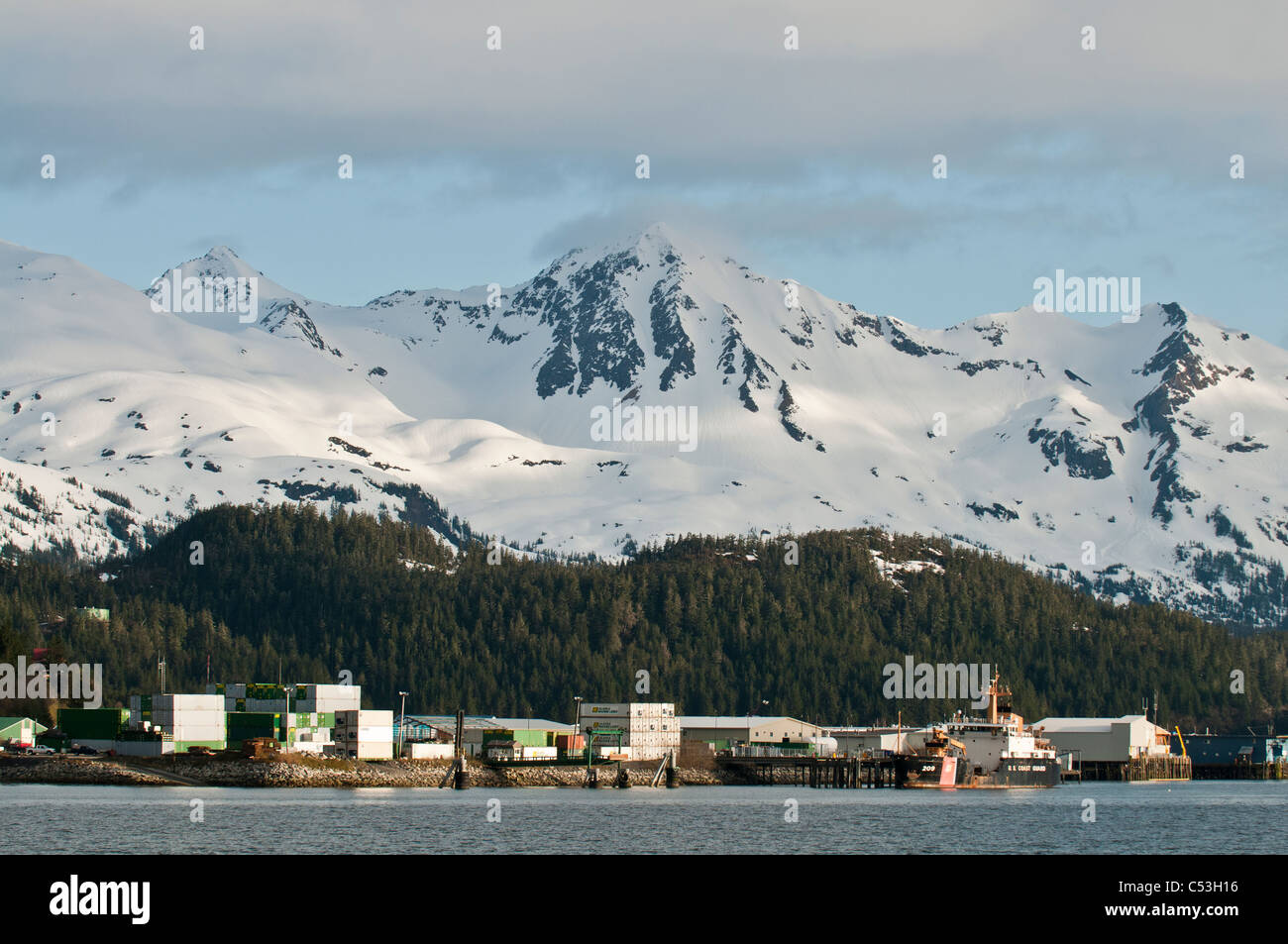 Vista della periferia di Cordova dal M/V Aurora come tira nell'Orca ingresso, Prince William Sound, Alaska, molla Foto Stock