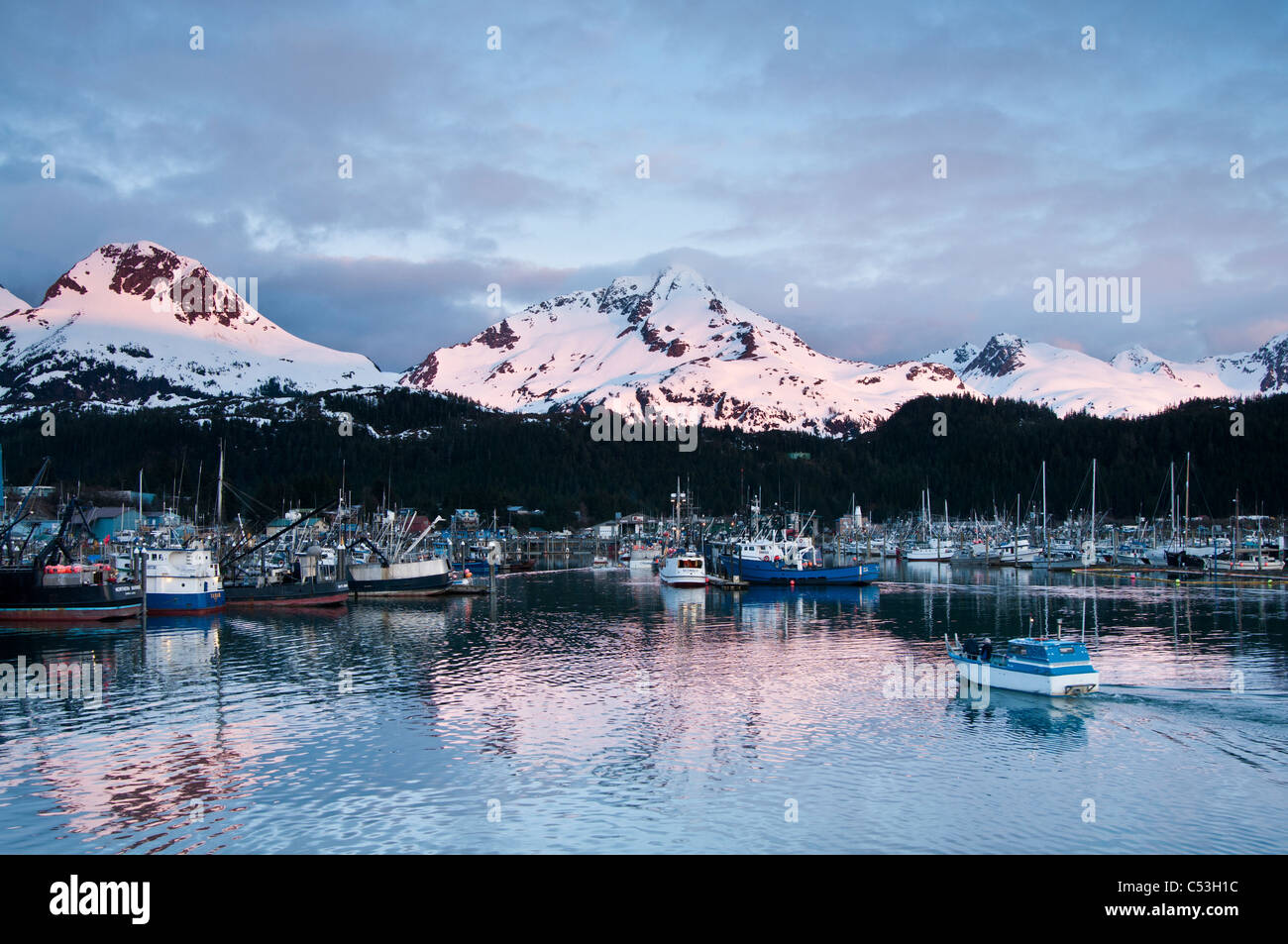 Vista panoramica di Cordova piccola barca porto e alpenglow sul Chugach Mountains, Orca ingresso centromeridionale, Alaska, molla Foto Stock