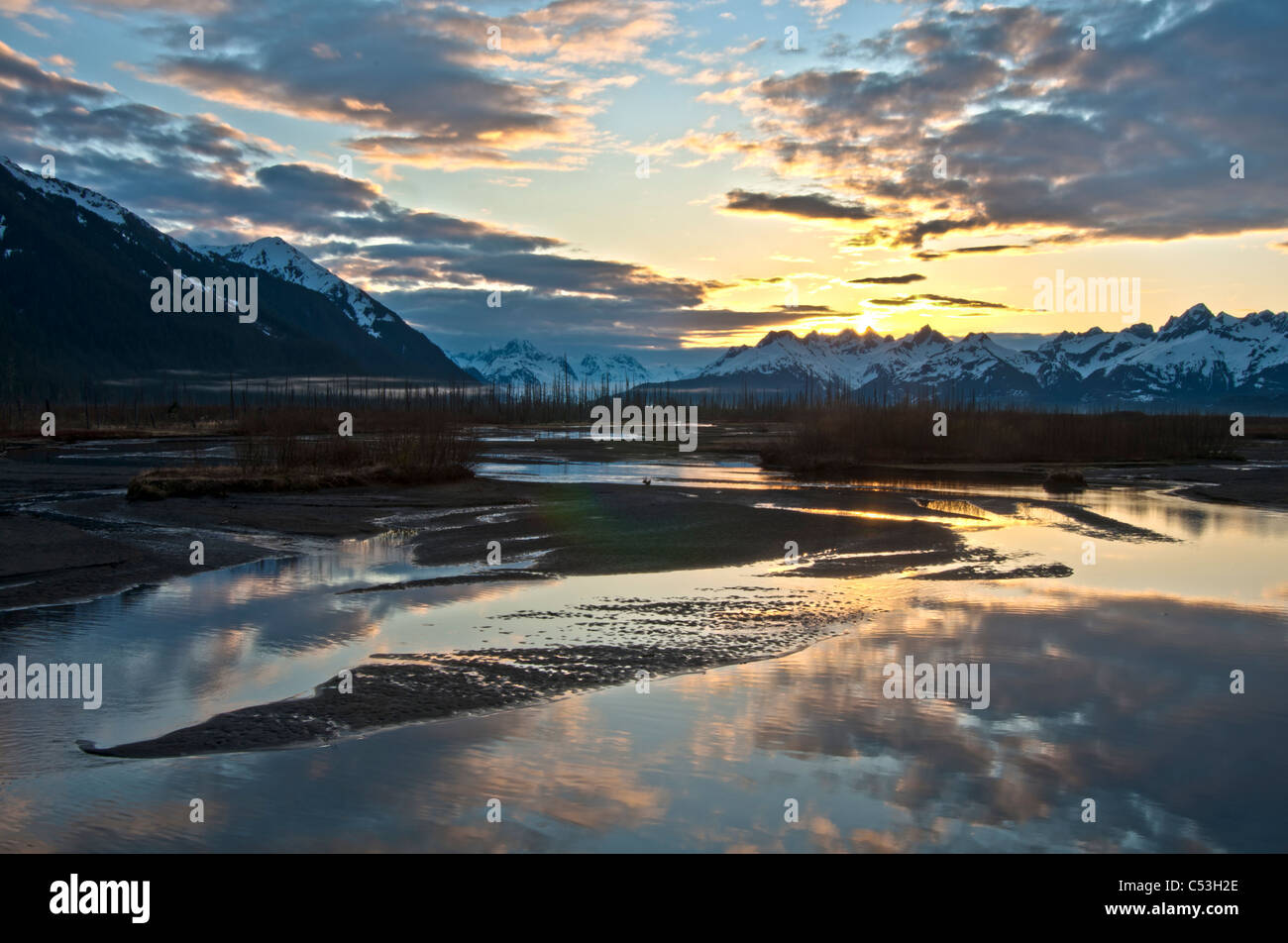 La luce del mattino al di sopra del Chugach Mountains riflette in della treccia di Scott nel fiume il Chugach National Forest, Alaska, molla, HDR Foto Stock
