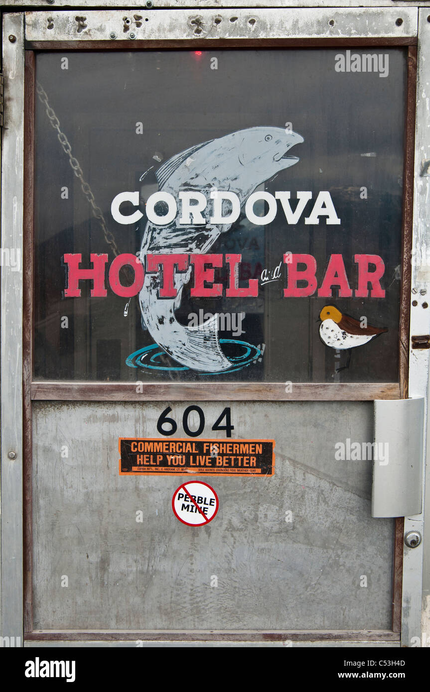 Close up di adesivi per paraurti sulla porta di Cordova Hotel & Bar locale riflettente sentimenti, centromeridionale Alaska, molla Foto Stock