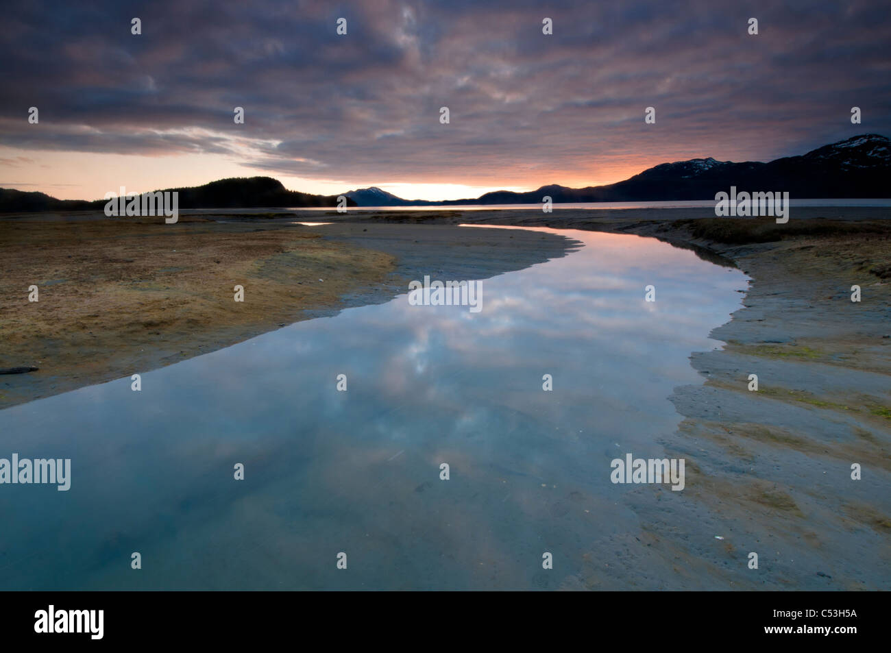 Cielo di sera si riflette sulla marea a Harntey baia vicino a Cordova, Chugach National Forest, centromeridionale Alaska, molla Foto Stock