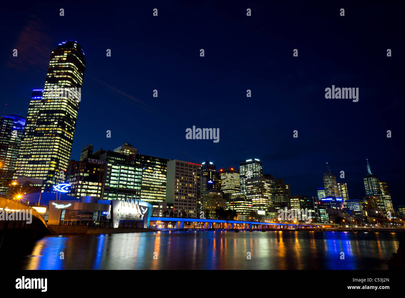 Lo skyline di Melbourne sul Fiume Yarra al crepuscolo in Australia Foto Stock
