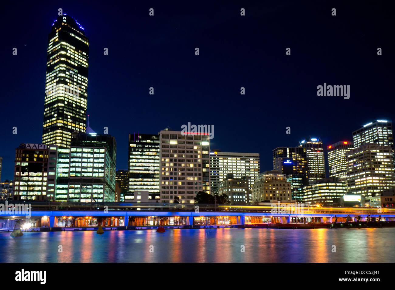 Lo skyline di Melbourne sul Fiume Yarra al crepuscolo in Australia Foto Stock