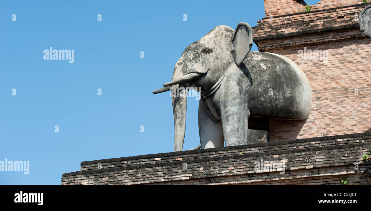 Statua di elefante al Wat Chedi Luang, Chiang Mai, Thailandia Foto Stock