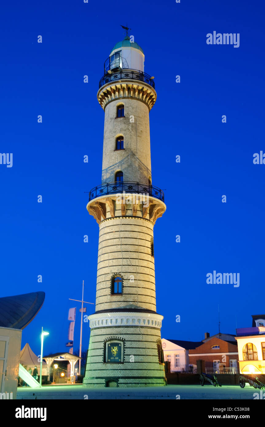 Faro al tramonto, Warnemuende, Meclemburgo-Pomerania Occidentale, Germania, Europa Foto Stock