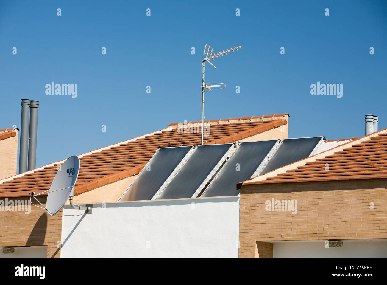 Caloriferi di Acqua Solari su un tetto di casa a Sanlucar la Mayor in Andalusia, Spagna. Foto Stock
