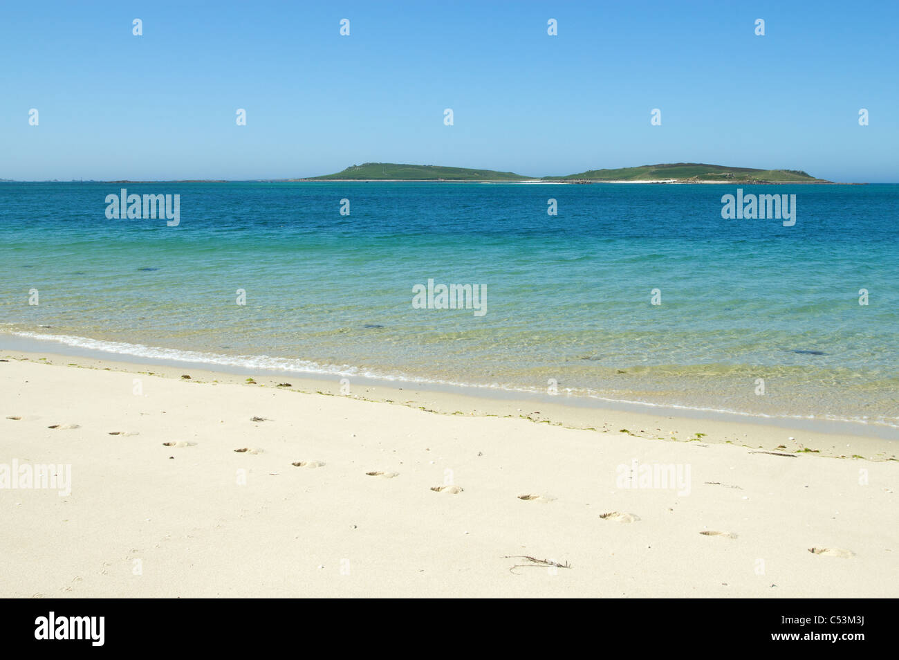 Guardando da Tresco Appletree Bay beach a Sansone Isole Scilly. Foto Stock