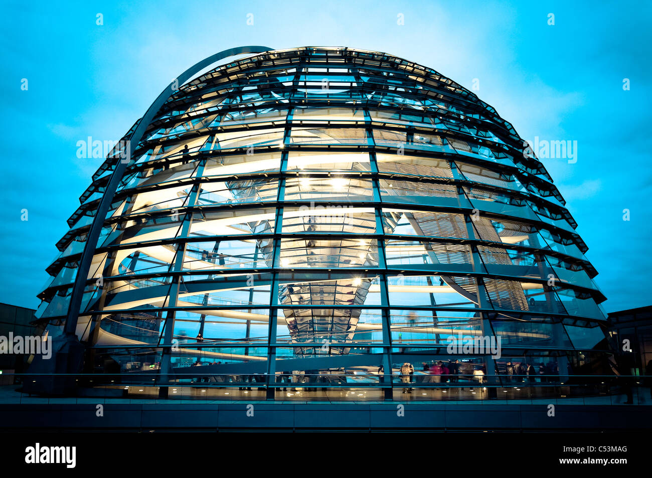 Cupola del Reichstag in moderno stile del colore, distretto governativo di Berlino, Germania, Europa Foto Stock
