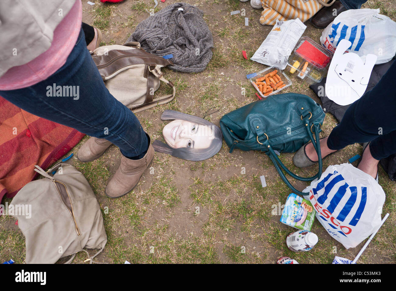 La gente celebra il Royal Wedding in Hyde Park con maschera di Kate Middleton Foto Stock