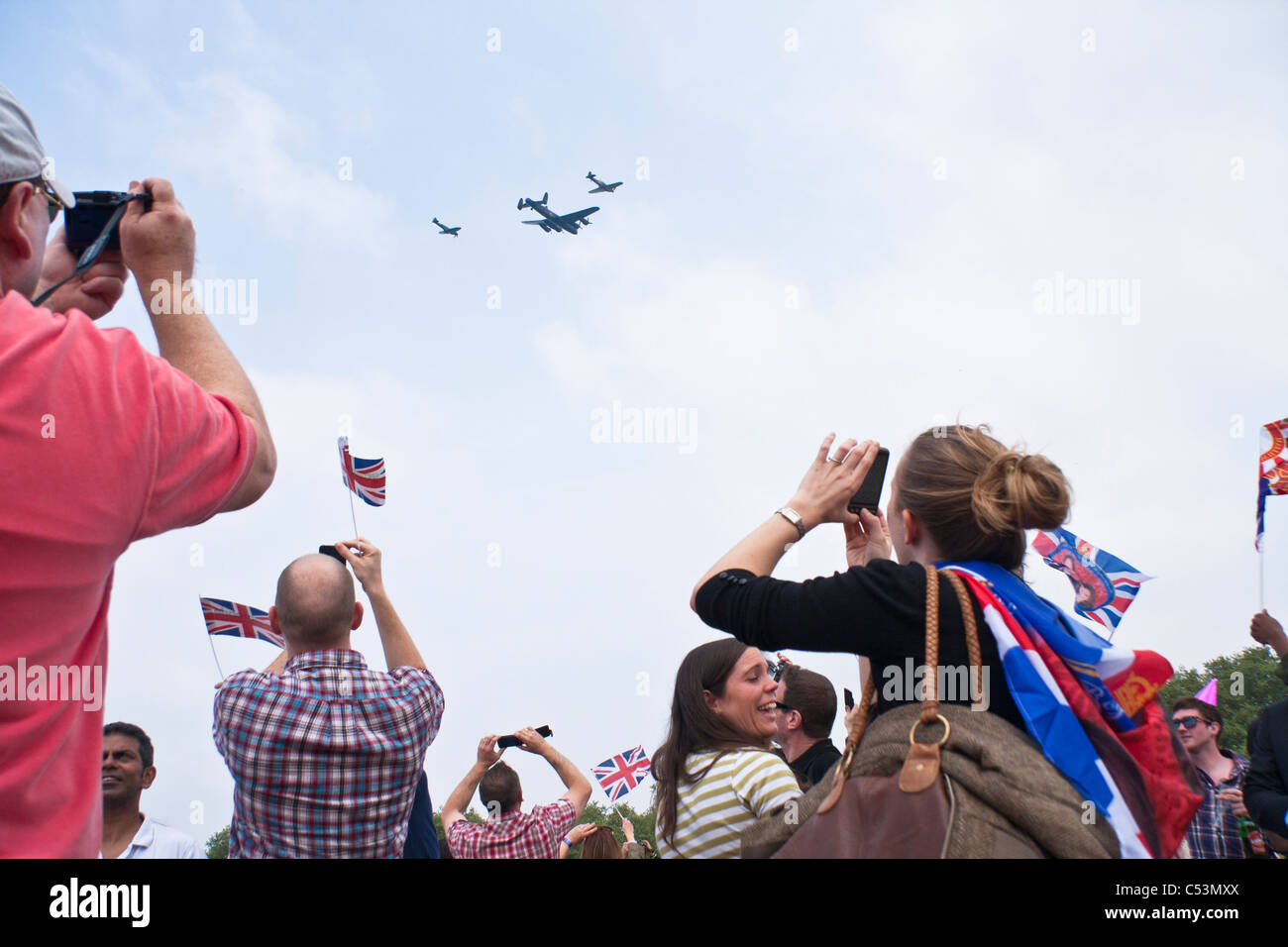 La gente celebra il Royal Wedding in Hyde Park vedendo un Rescue Air Force mostra. Foto Stock