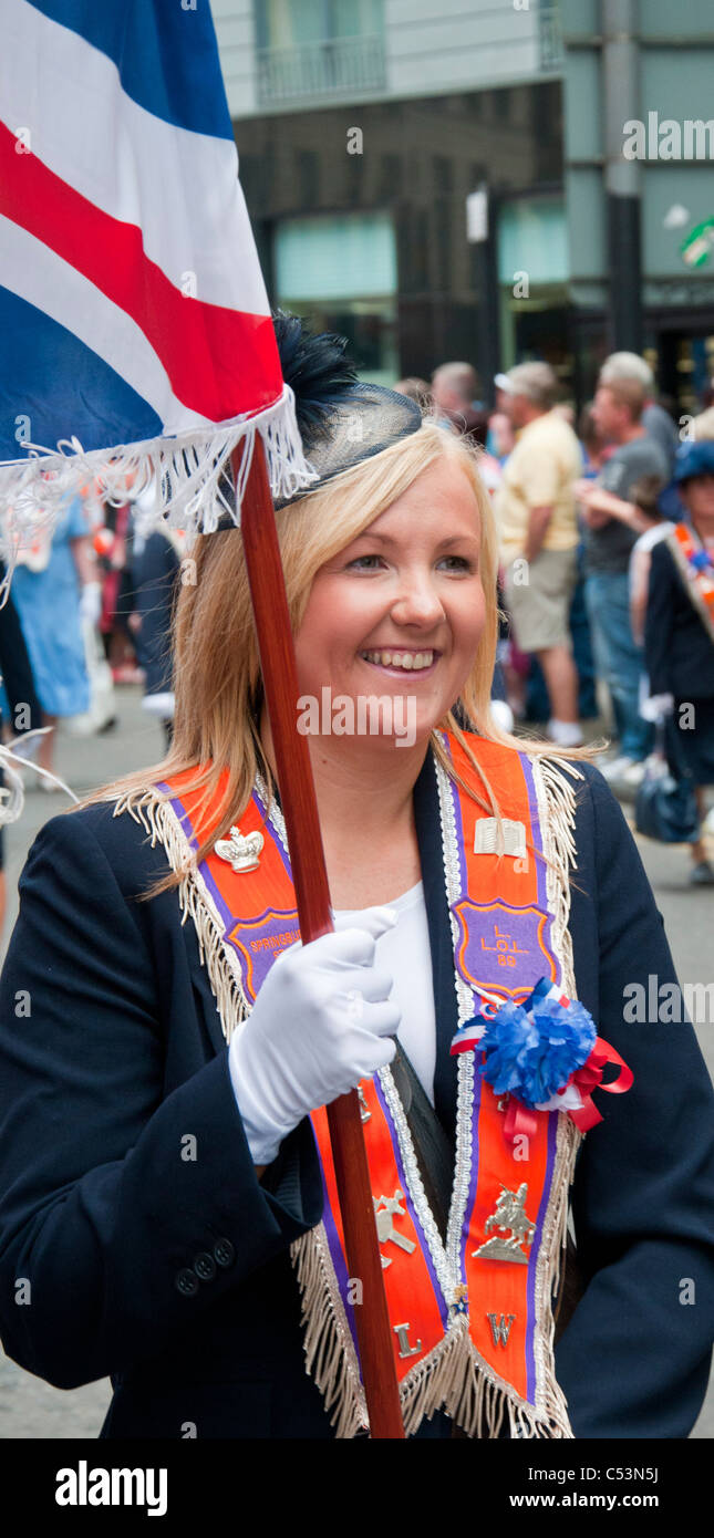 Donna di prendere parte all'annuale Orange Walk parade di Glasgow. Foto Stock