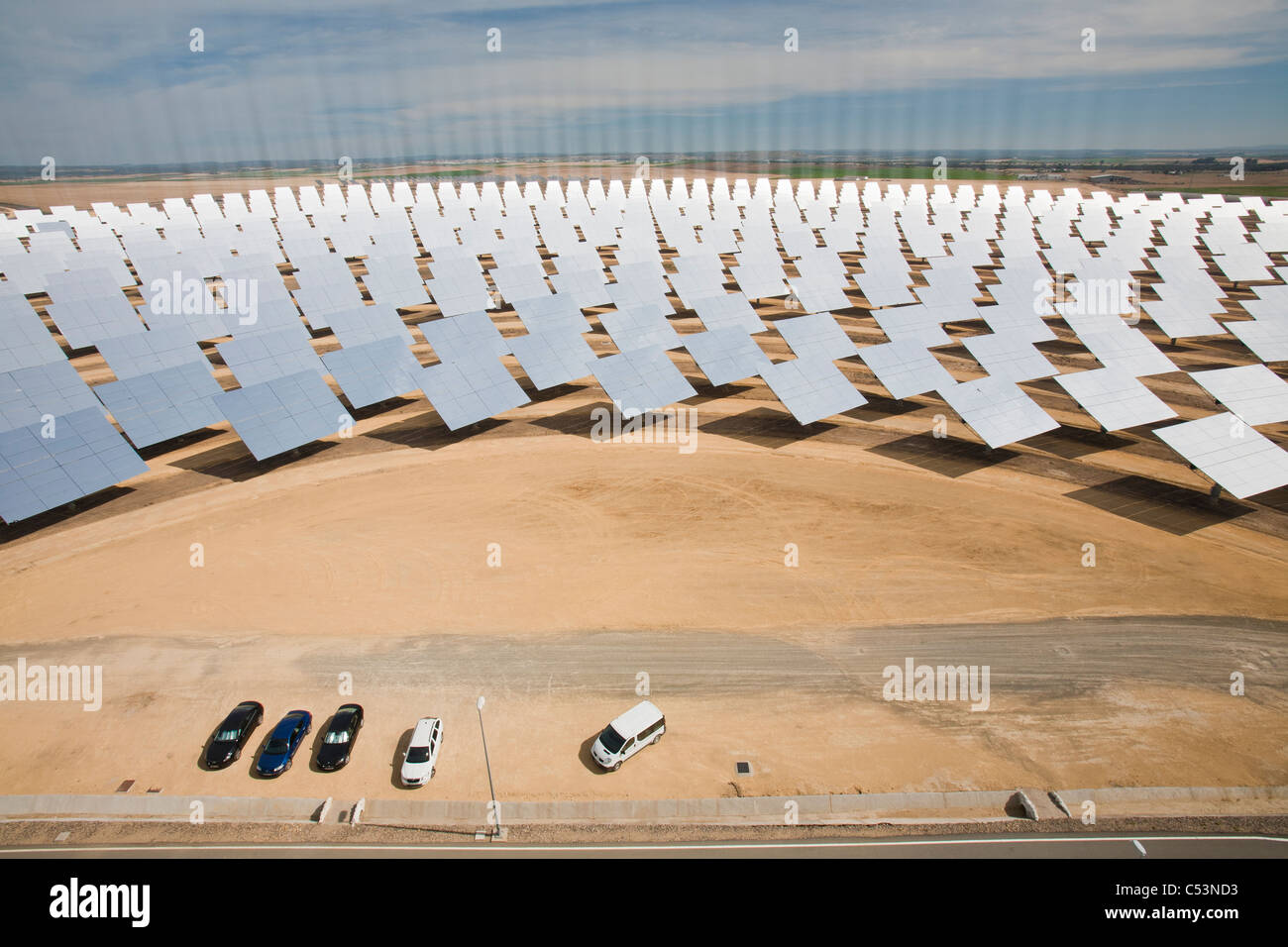 Heliostats, grandi specchi riflettenti dirigendo la luce del sole per la PS20 solare termico tower, Foto Stock