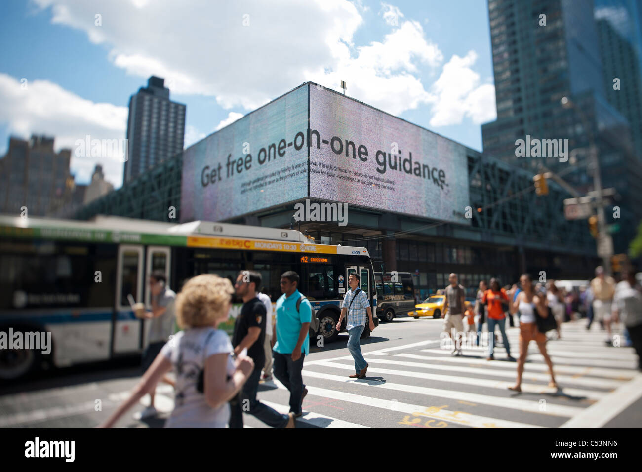 La Port Authority Bus Terminal a West 42nd Street e l'Ottava Avenue in New York Foto Stock