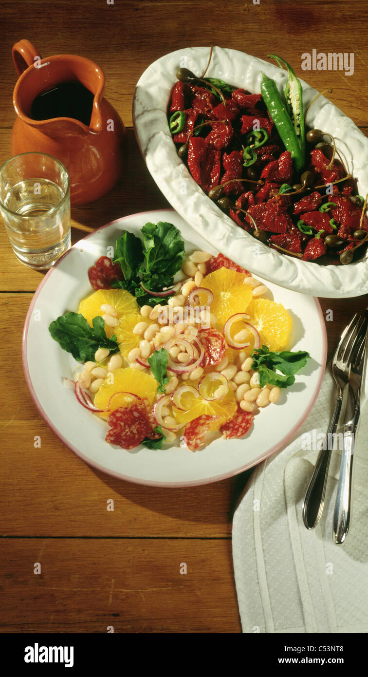 Tableau: Insalata di arance, fagioli e pomodori secchi (insalata di arance e fagioli e I.di pomodori secchi) Foto Stock