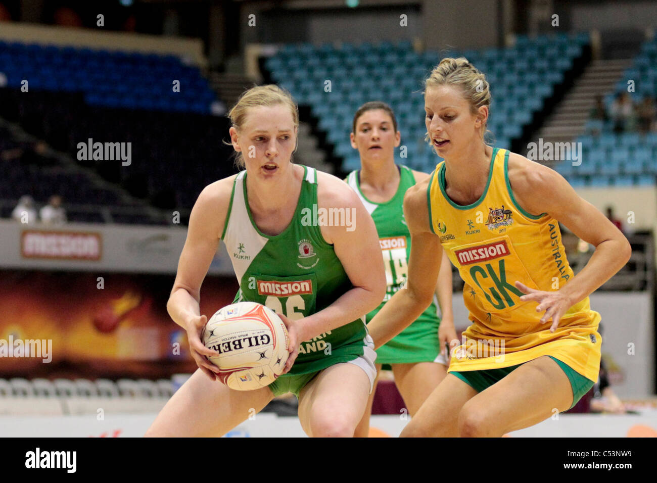 05.07.2011 Noleen Lennon dell'Irlanda del Nord (sinistra) Guarda il passaggio di opzioni mentre Laura Geitz chiude il suo basso durante la piscina un match tra Australia e Irlanda del Nord, Mission Foods World Netball Championships 2011 dal Singapore Indoor Stadium di Singapore. Foto Stock