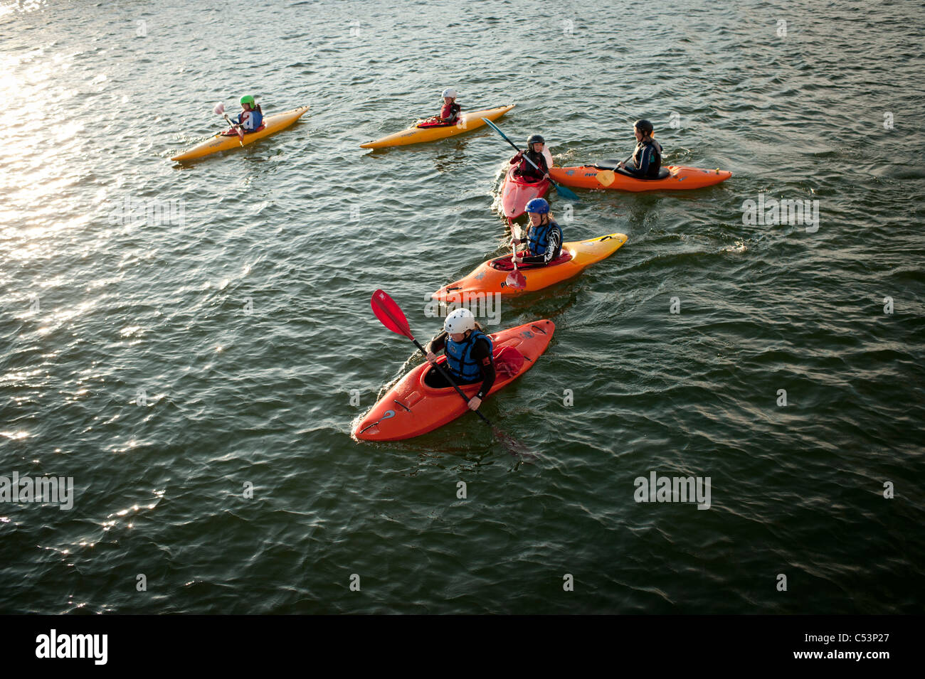 Un gruppo di sei giovani kayak sul mare in Aberystwyth harbour Wales UK Foto Stock