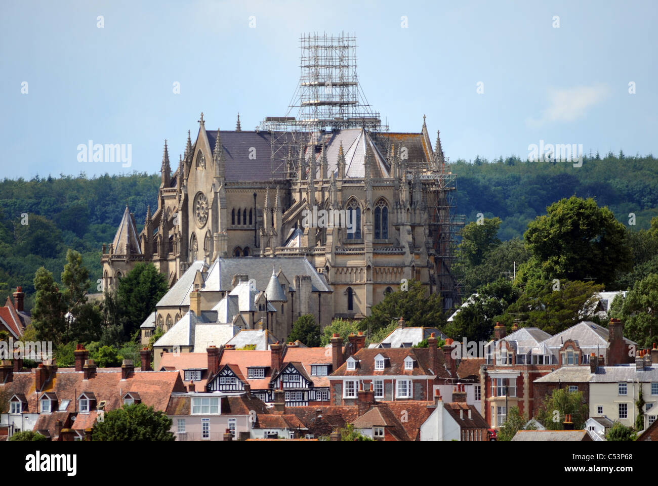 Cattedrale di Arundel affacciato sulla storica proprietà del centro città West Sussex Regno Unito Foto Stock