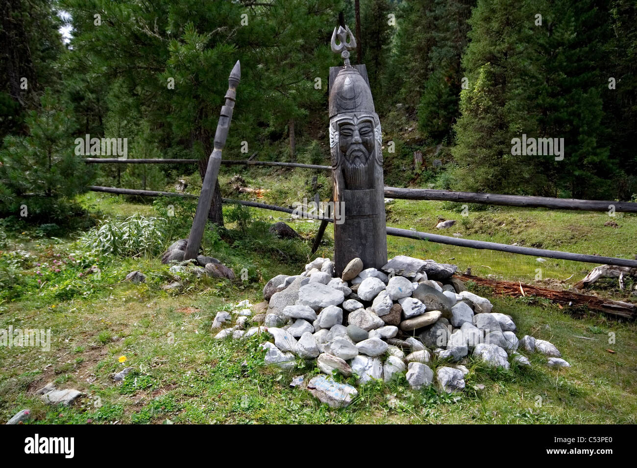 Statua in legno (idolo) in Siberia foresta. Oriente Sayan montagne. Repubblica dei Buriati. La Russia. Shumak sorgenti minerali. Foto Stock