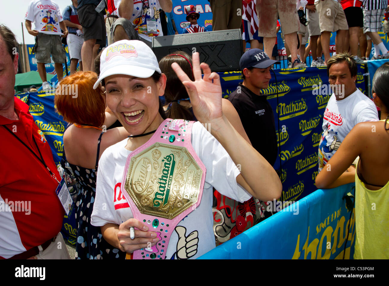 Donna Champion Sonya Thomas lampeggiare un segno di vittoria mentre si tiene il vincitore della cintura a Nathan il famoso Hot Dog Eating Contest Foto Stock