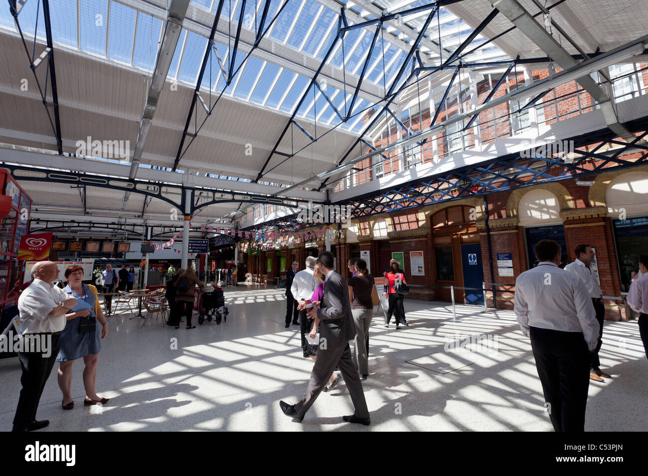 Portsmouth stazione ferroviaria principale Foto Stock