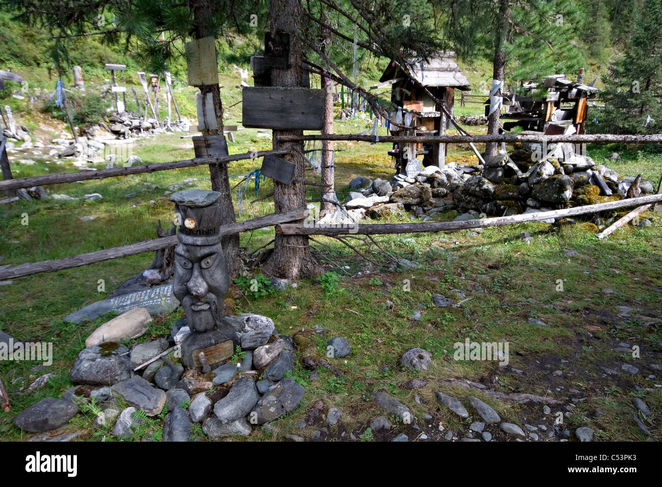 Statua in legno (idolo) in Siberia foresta. Oriente Sayan montagne. Repubblica dei Buriati. La Russia. Shumak sorgenti minerali. Foto Stock