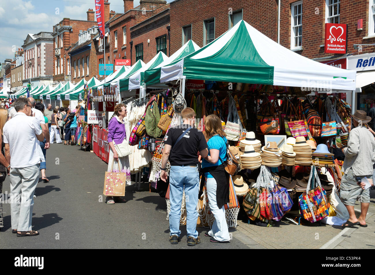 Strada del mercato di Winchester, Hampshire, Inghilterra durante il 2011 Hat Fair Foto Stock