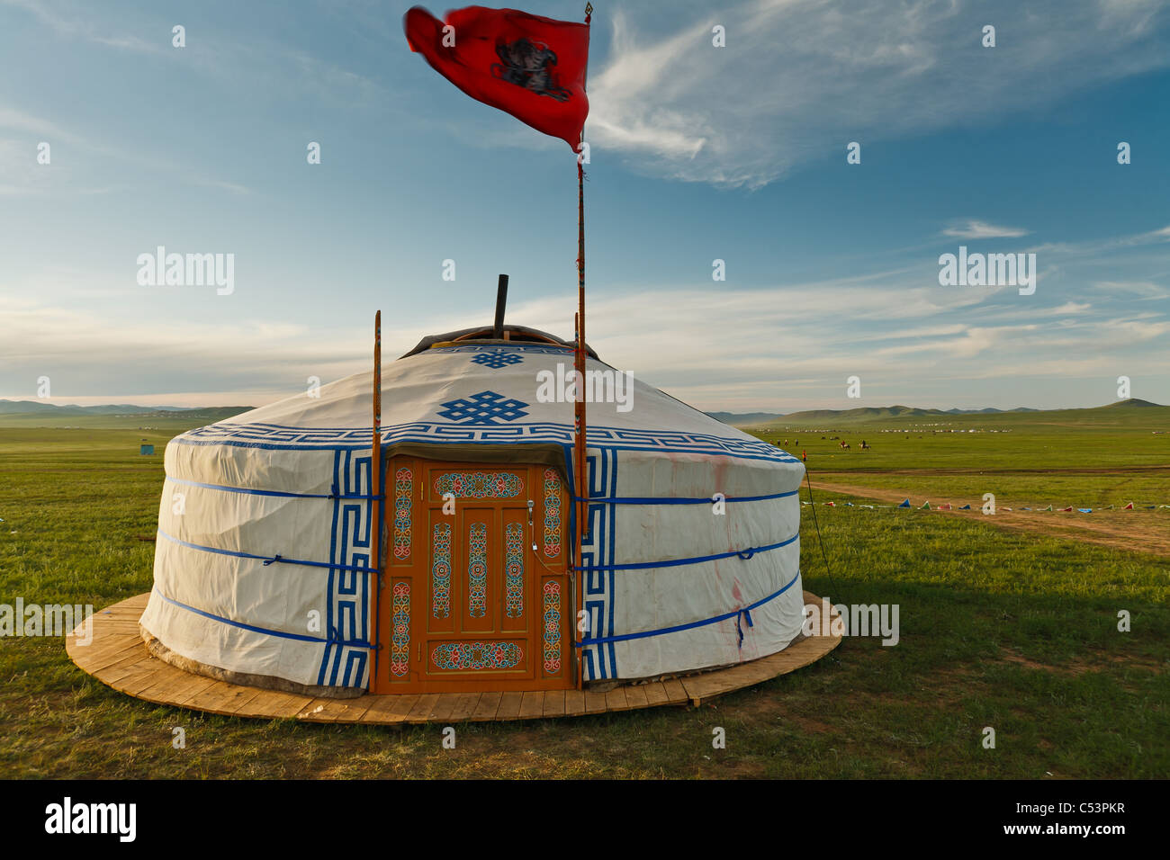 Tradizionale tenda ger home di nomadi Mongoli sulla pianura erbosa della steppa Foto Stock
