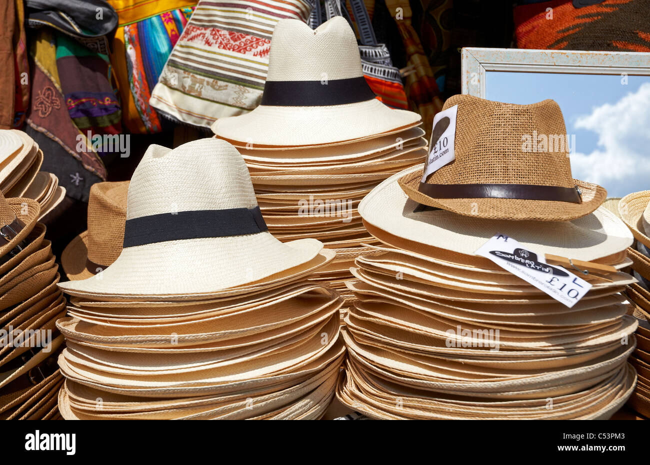 Pressione di stallo di mercato la vendita di una varietà di cappelli durante il Winchester Hat Fair 2011 - un festival di musica di strada e di intrattenimento. Foto Stock