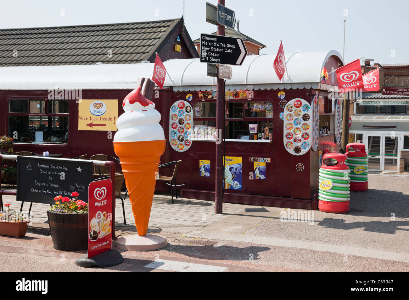 Negozio di vendita di gelati in un vecchio treno trasporto sulla stazione balneare promenade. Lytham St Annes, Lancashire, Inghilterra, Regno Unito, Gran Bretagna. Foto Stock