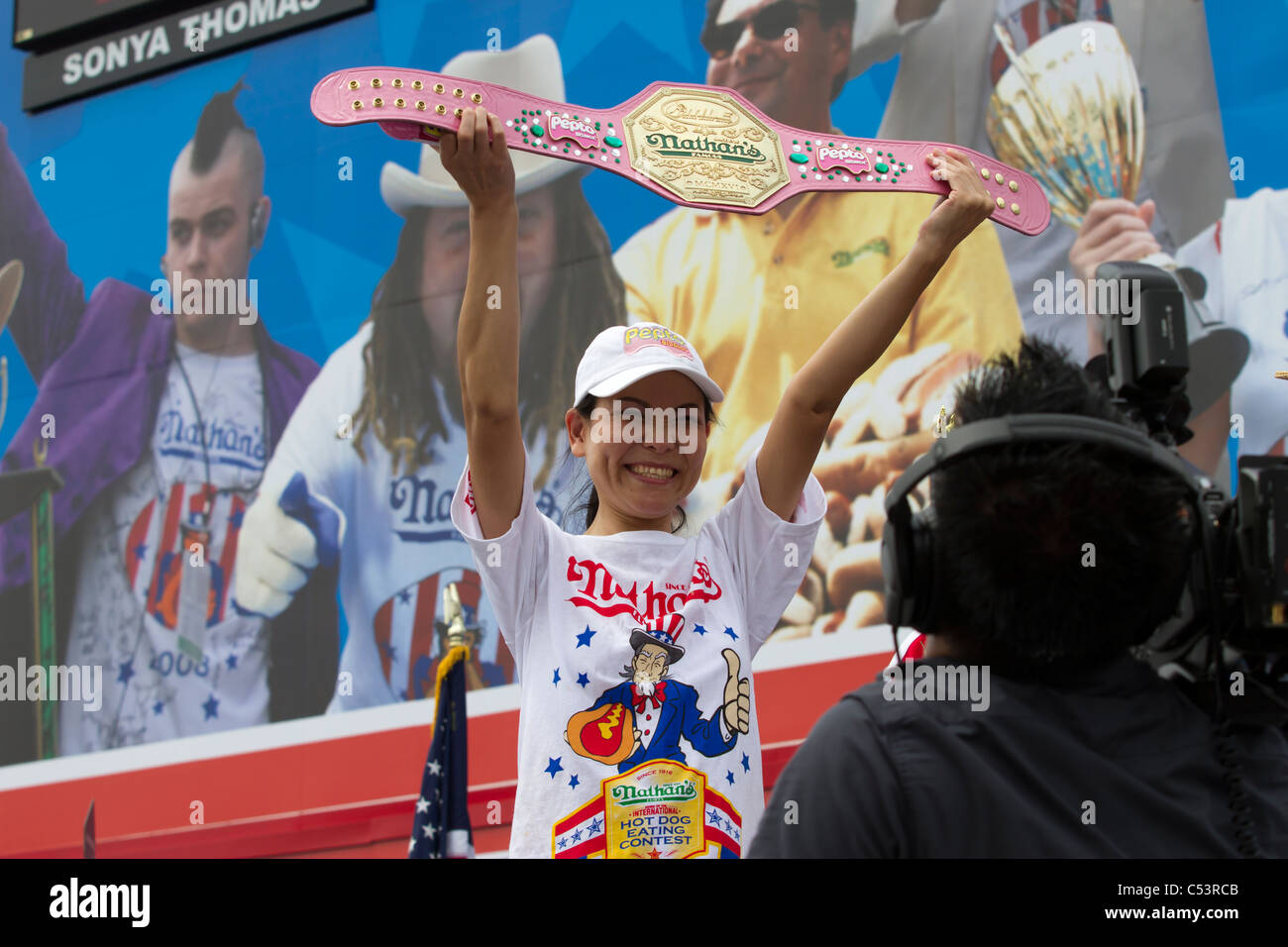 Vincitore Sonya Thomas tenendo la sua cinghia aloft dopo aver vinto la donna della divisione del 2011 Nathan il famoso Hot Dog Eating Contest Foto Stock