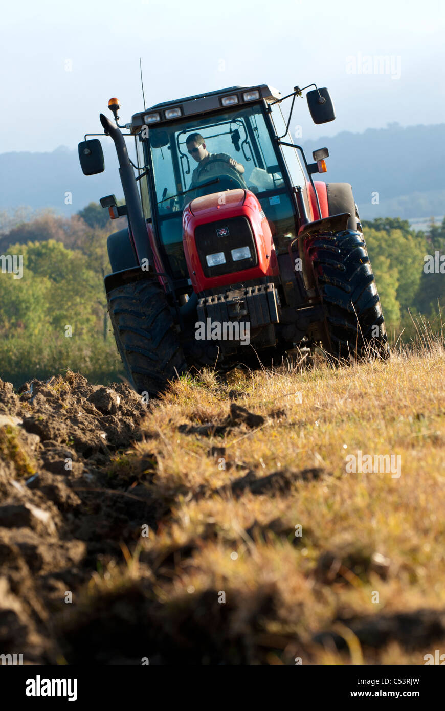 Massey Ferguson 8240 trattore arare un campo. Warwickshire, Regno Unito. Foto Stock