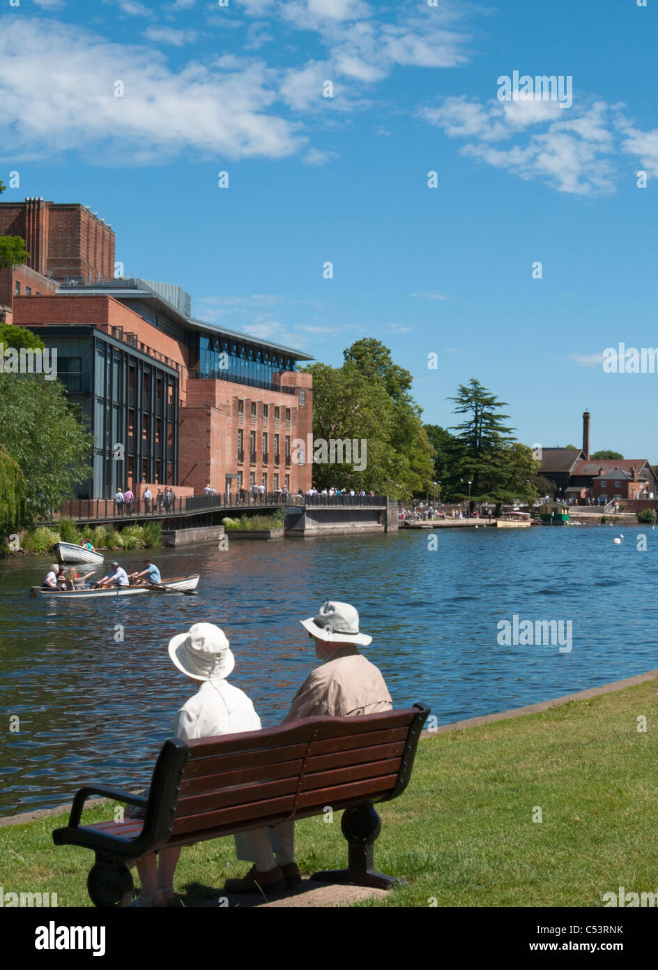 Un pittoresco scena inglese con lo Swan Theatre, oltre il fiume Avon, Stratford upon Avon, Regno Unito. 2011. Foto Stock