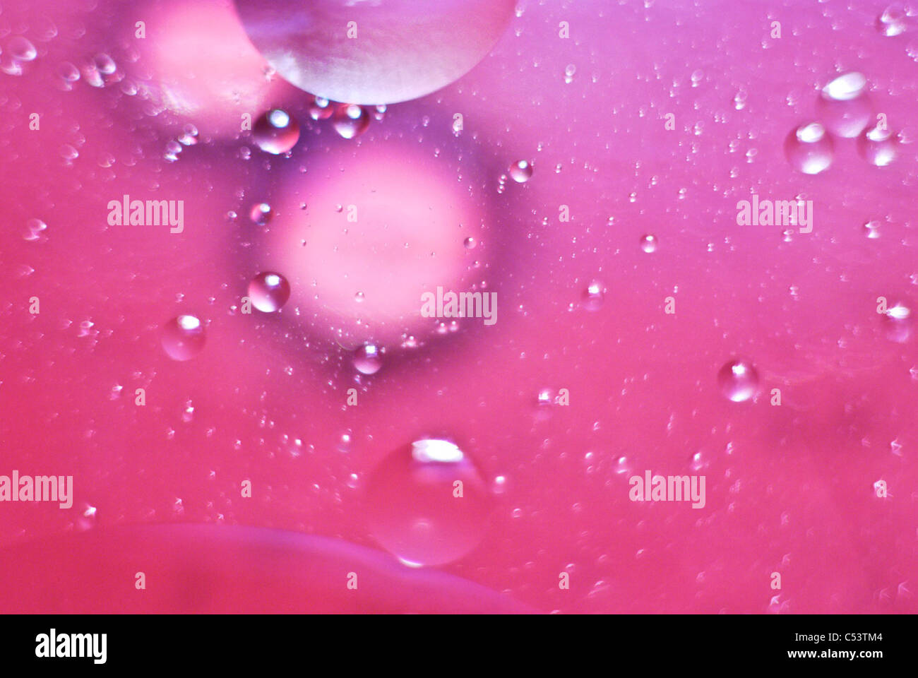 Viola bolle - olio su acqua Foto Stock