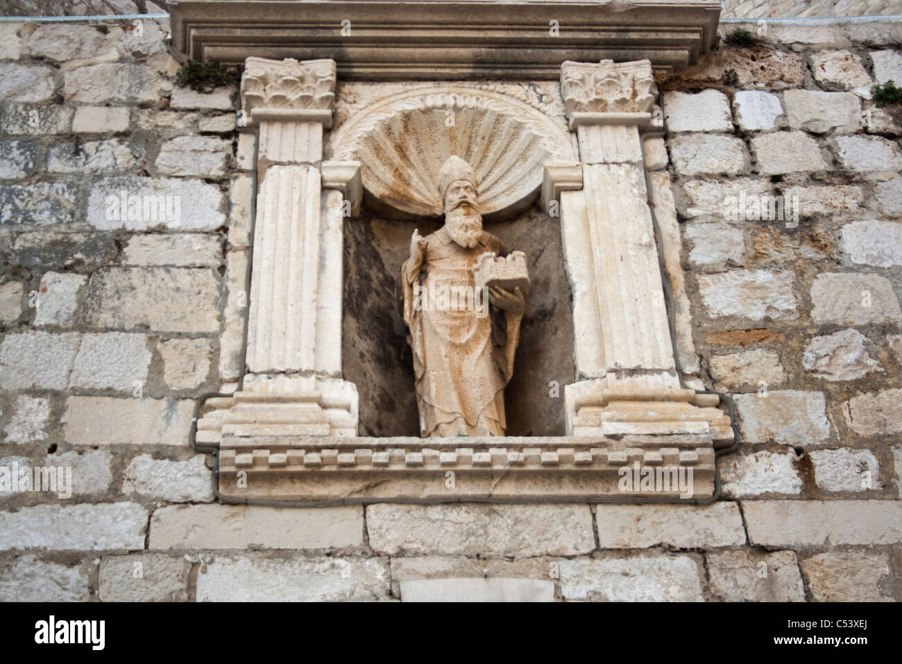 Croazia, Dubrovnik: scultura di San Biagio il patrono della città di Dubrovnik su una parete Foto Stock