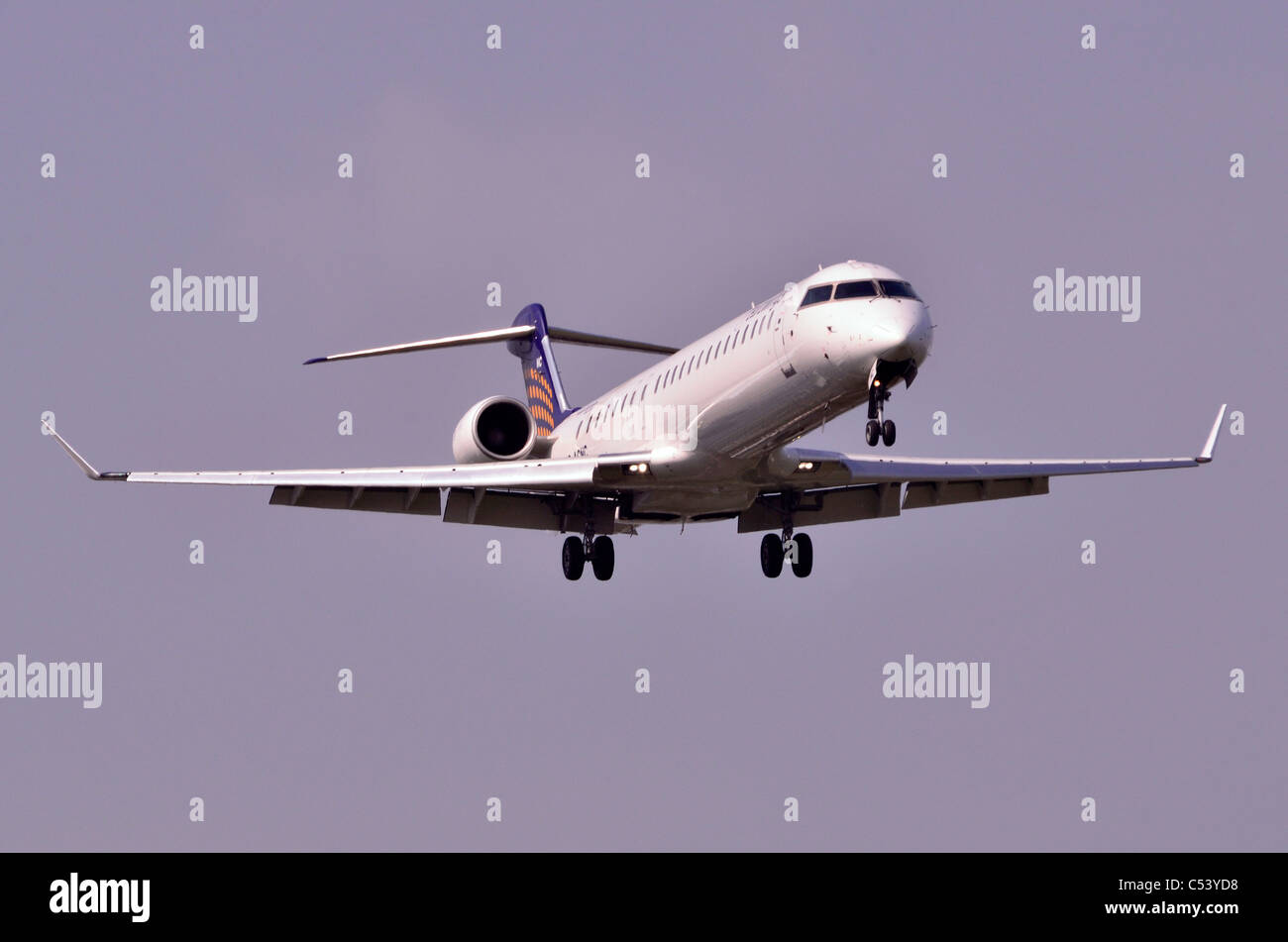 Bombardier CRJ-900 NextGen azionato da Eurowings (Lufthansa Regional) sulla rotta di avvicinamento per l'atterraggio all'Aeroporto di Birmingham, Regno Unito Foto Stock