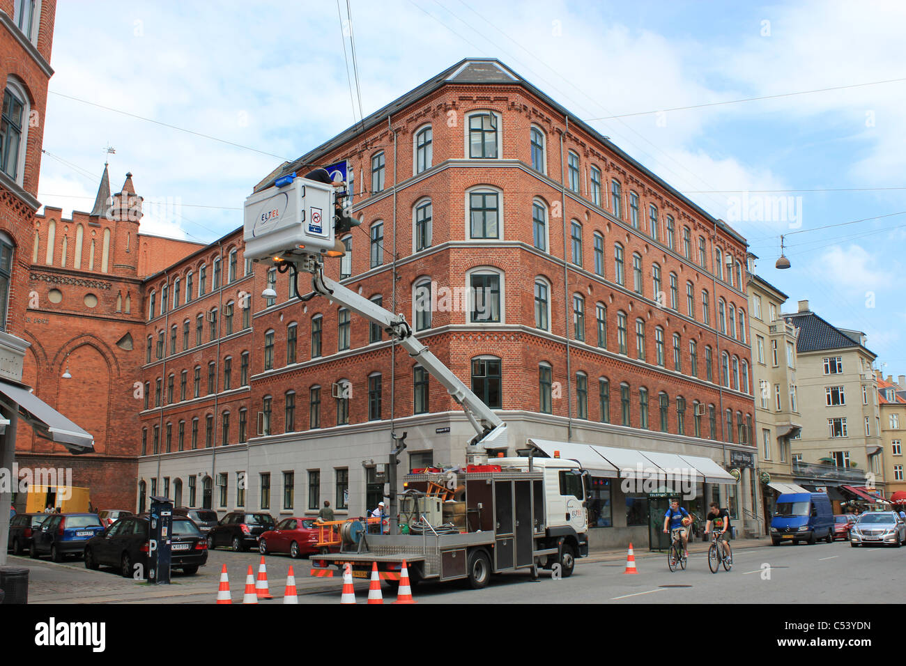 Riparazione di segno di traffico con un ascensore Foto Stock