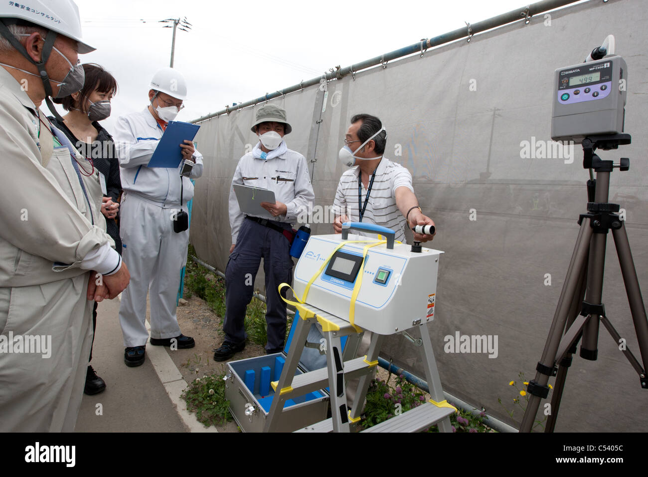 Misurazione del tenore di amianto livelli di rifiuti, i detriti ed i rifiuti dalla distruzione causata dal marzo undicesimo terremoto e tsunami in Giappone Foto Stock